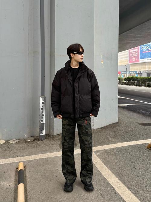 新的迷彩羽绒服里面怎么搭配