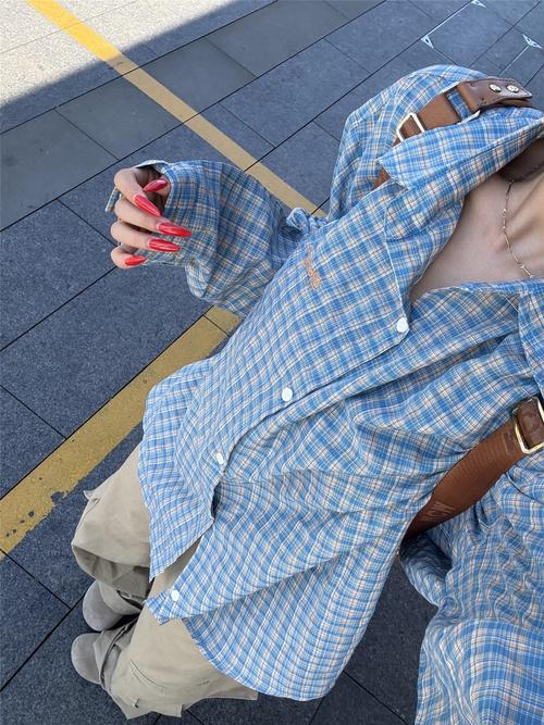 淡蓝色格子衬衫怎么搭配裤子