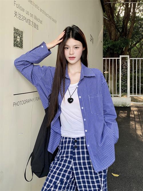 淡蓝色格子衬衫怎么搭配裤子