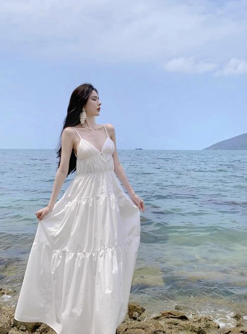 长款白色吊带裙怎么搭配