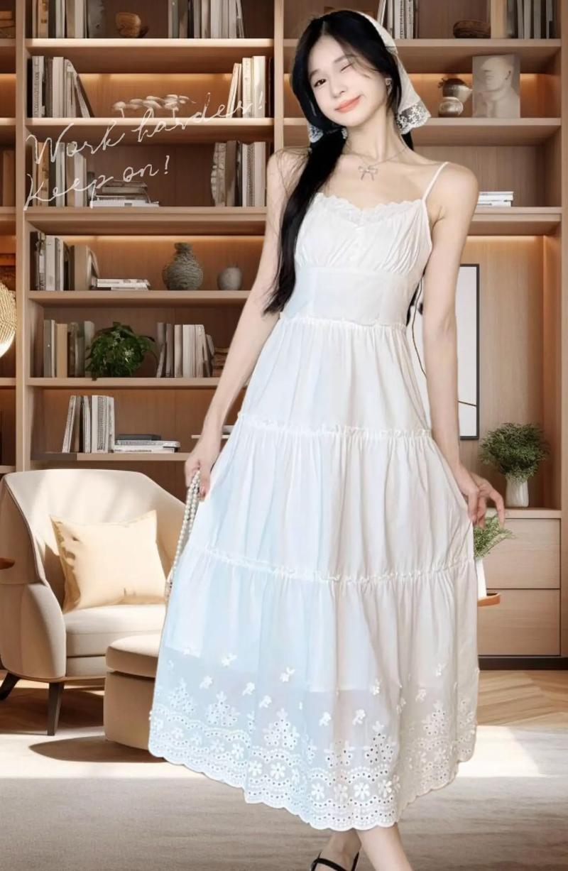 长款白色吊带裙怎么搭配