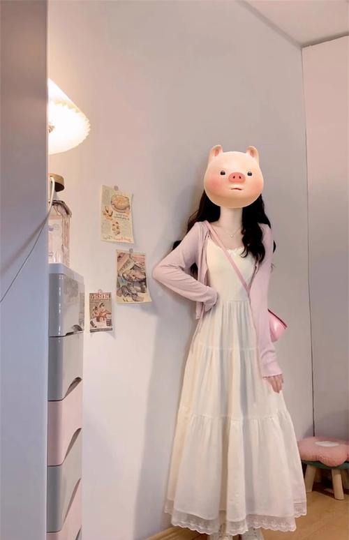 长款白色吊带裙怎么搭配