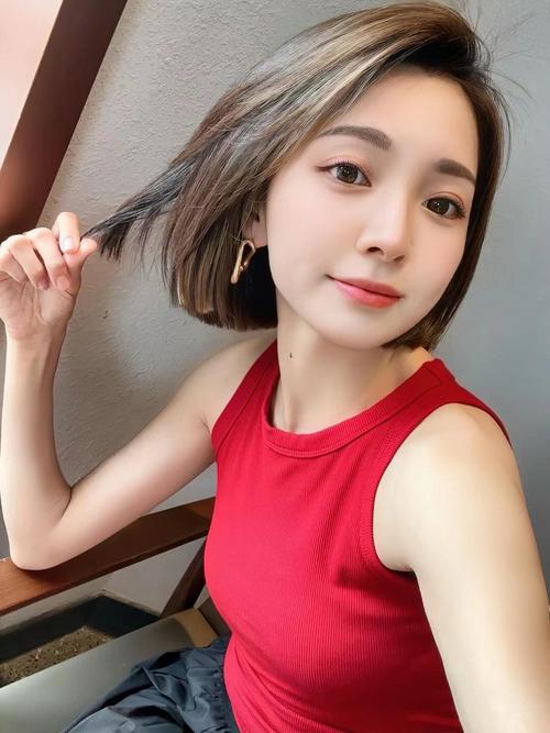 齐肩内扣短发怎么搭配衣服