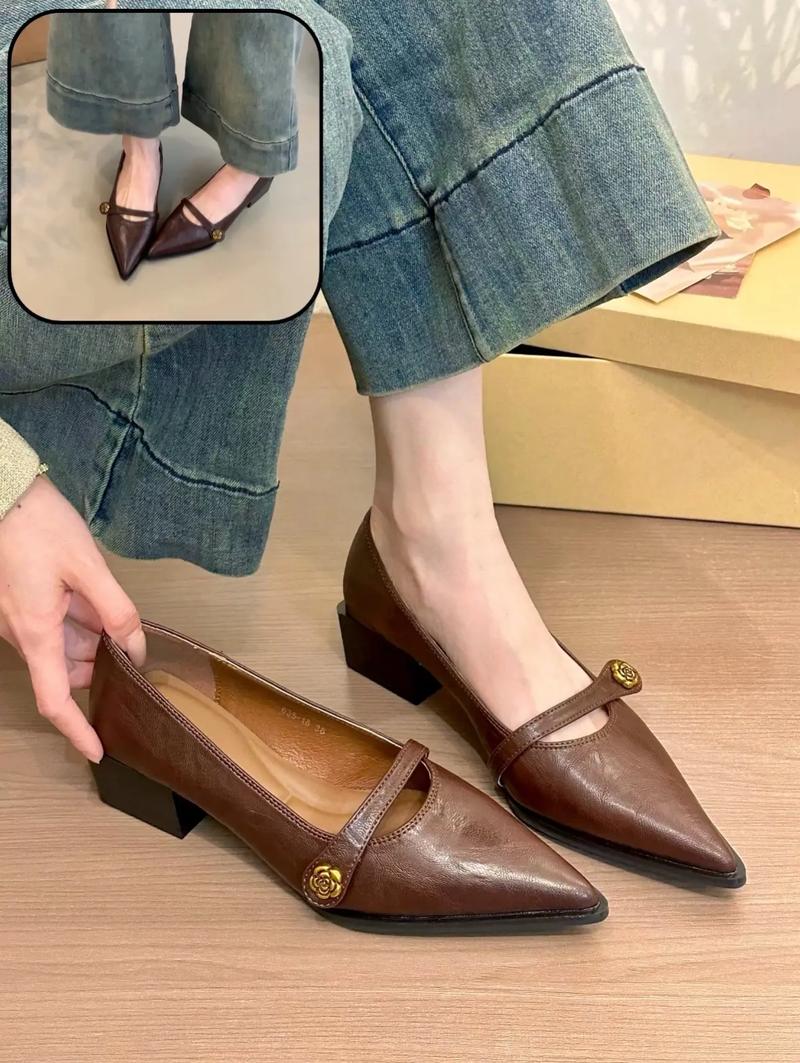 粗跟休闲皮鞋怎么搭配衣服