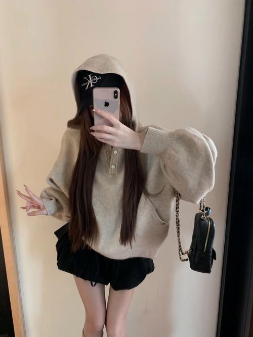 卡其色的毛衣怎么搭配外套