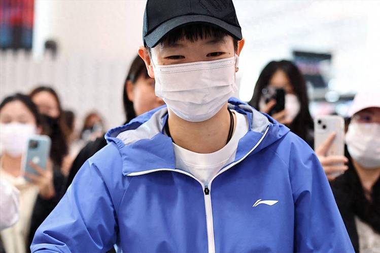 蓝色上衣短袖下身怎么搭配