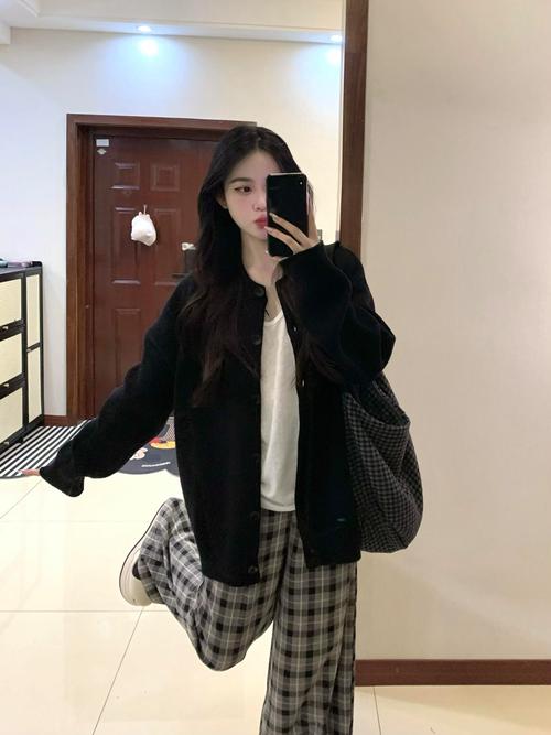 长款黑色针织外套怎么搭配