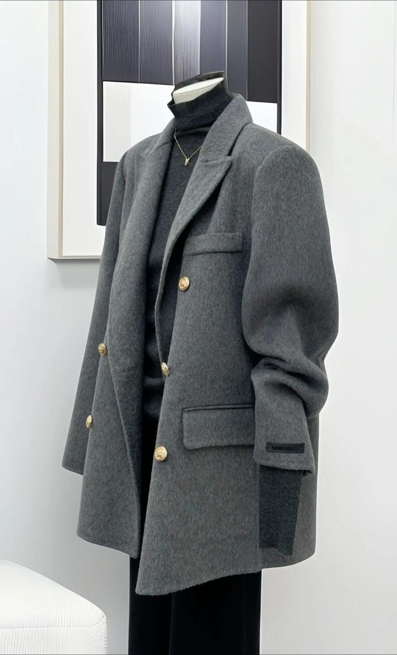 灰色大衣配什么颜色