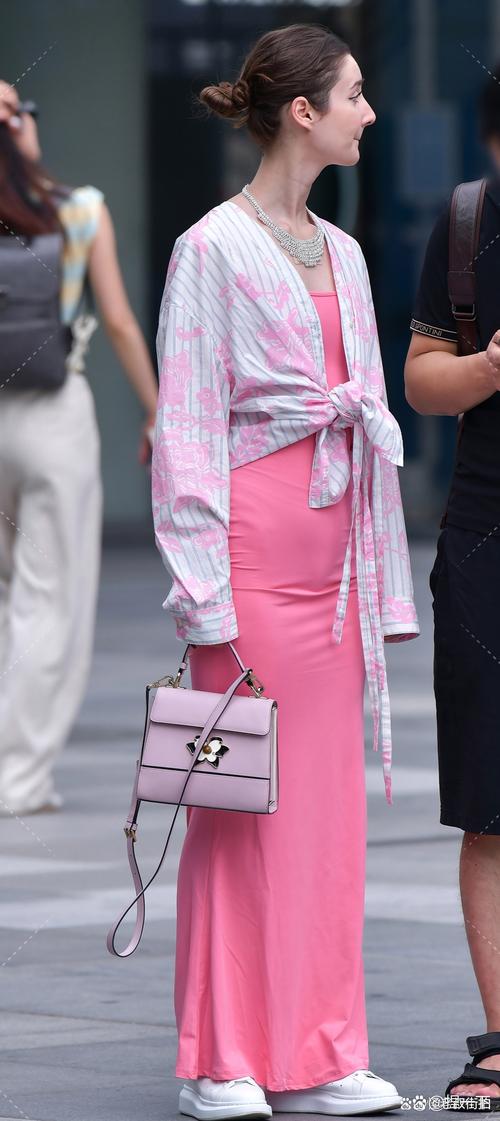 粉色鞋配什么衣服