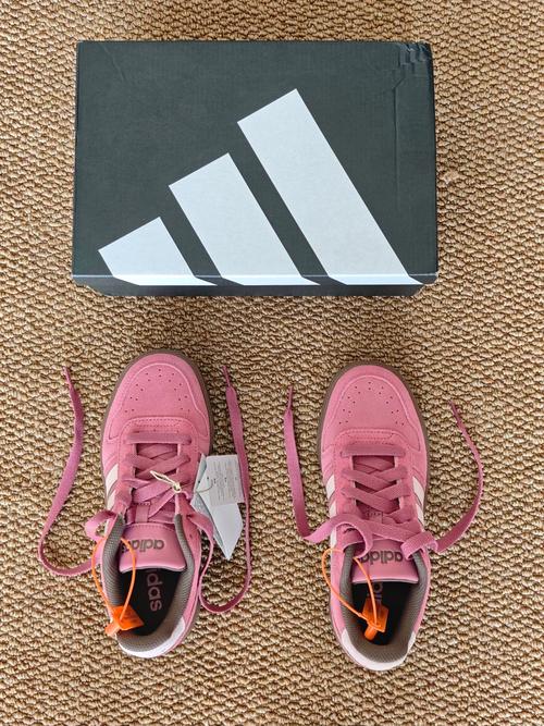 粉色鞋配什么衣服