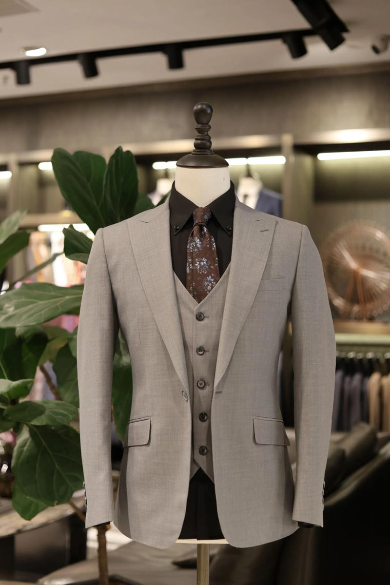 浅卡其色西装怎么搭配裤子好看吗