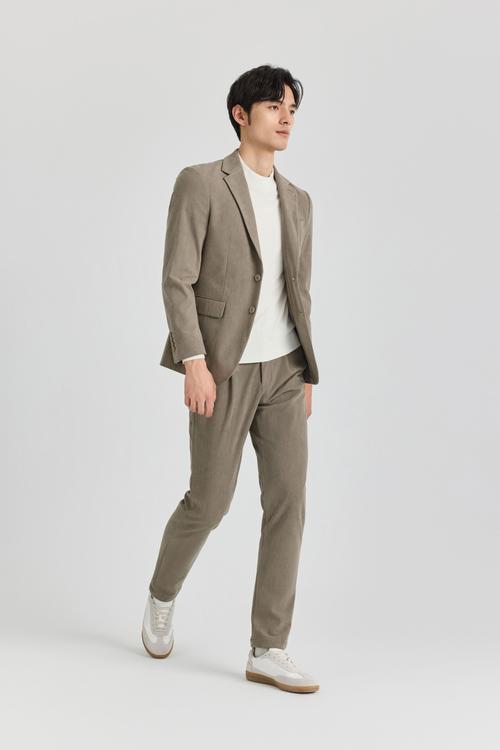 浅卡其色西装怎么搭配裤子好看吗