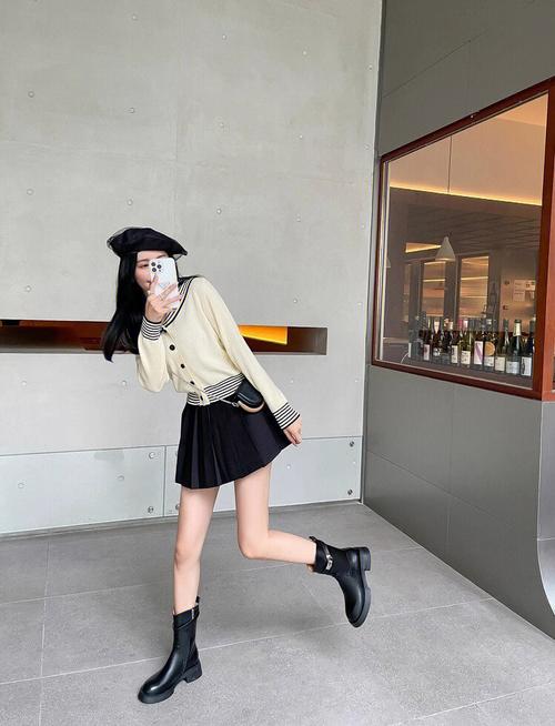 马丁靴配什么裙子