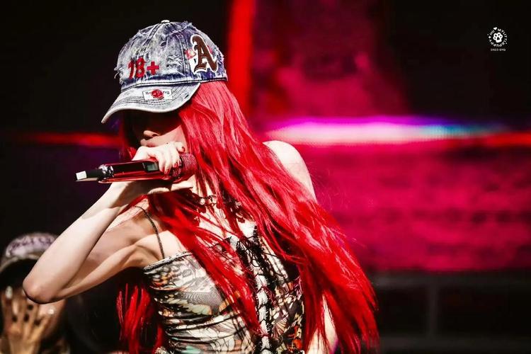 大红色头发怎么搭配衣服图片女生