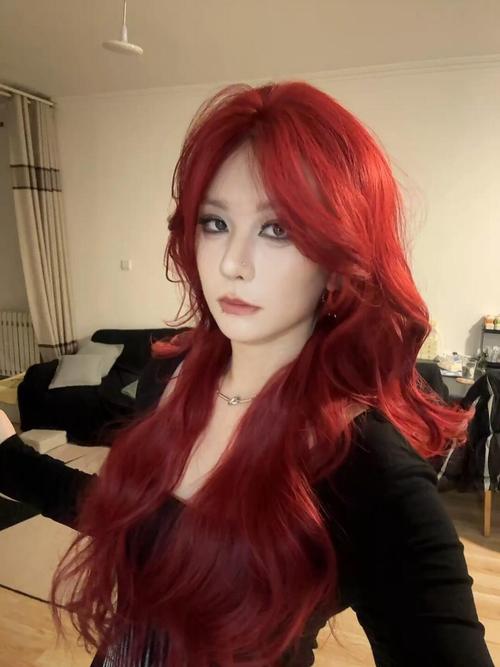 大红色头发怎么搭配衣服图片女生