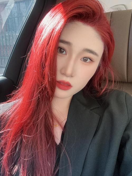 大红色头发怎么搭配衣服图片大全