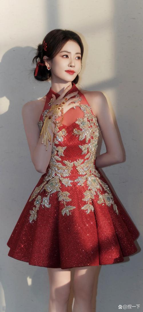 冬季红色花裙怎么搭配