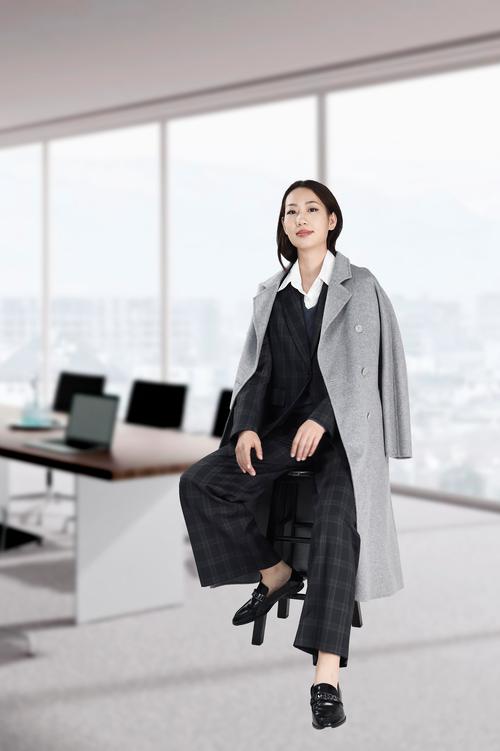 灰色大衣配什么裤子