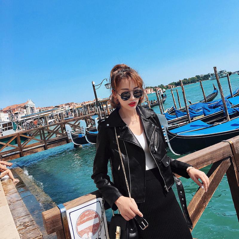 青色皮衣里面怎么搭配衣服好看吗