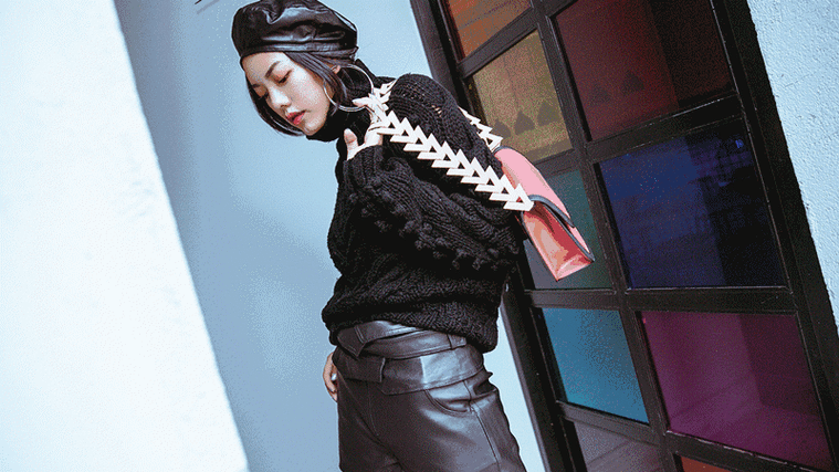 青色皮衣里面怎么搭配衣服好看吗