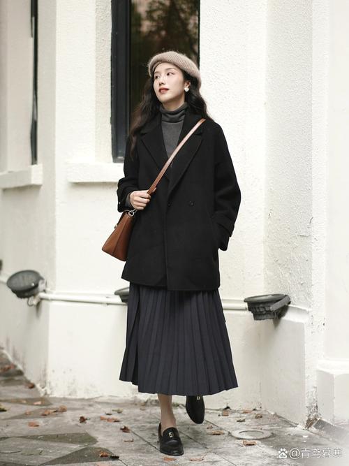 黑色帽子外套怎么搭配衣服图片