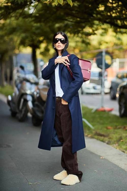 藏青色长款休闲风衣怎么搭配