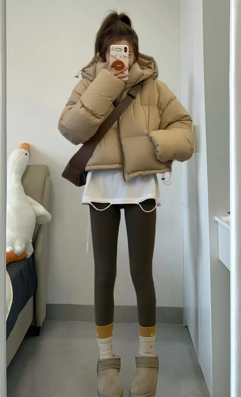 卡其色裤子冬天怎么搭配图片