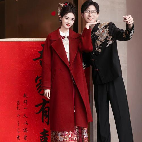 红羊毛大衣怎么搭配衣服