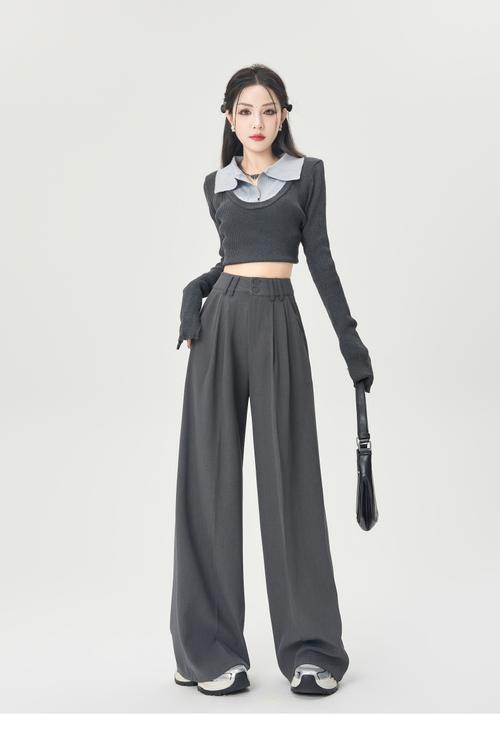 灰色裤子搭配什么衣服