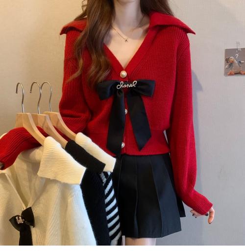 短款红色毛衣怎么搭配好看