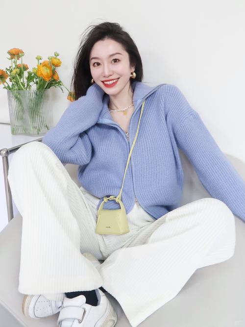 天蓝色的针织毛衣怎么搭配什么裤子好看图片