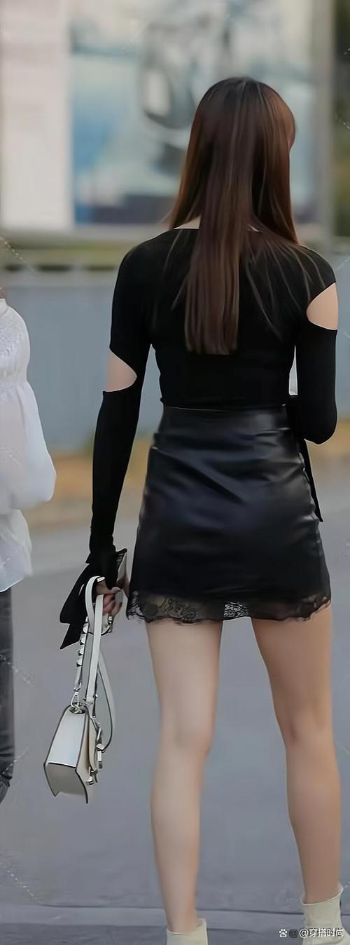 黑色短裙配什么上衣