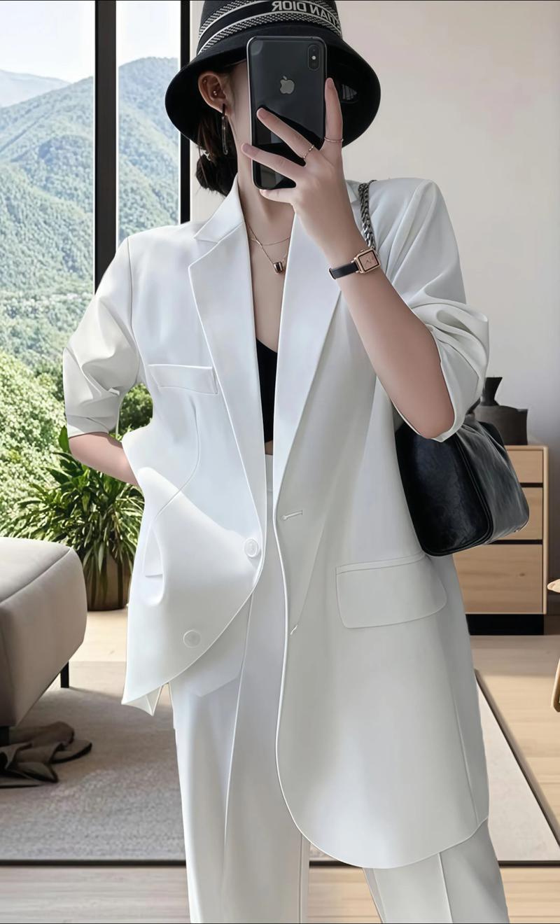 白色中长款小西服怎么搭配什么裤子