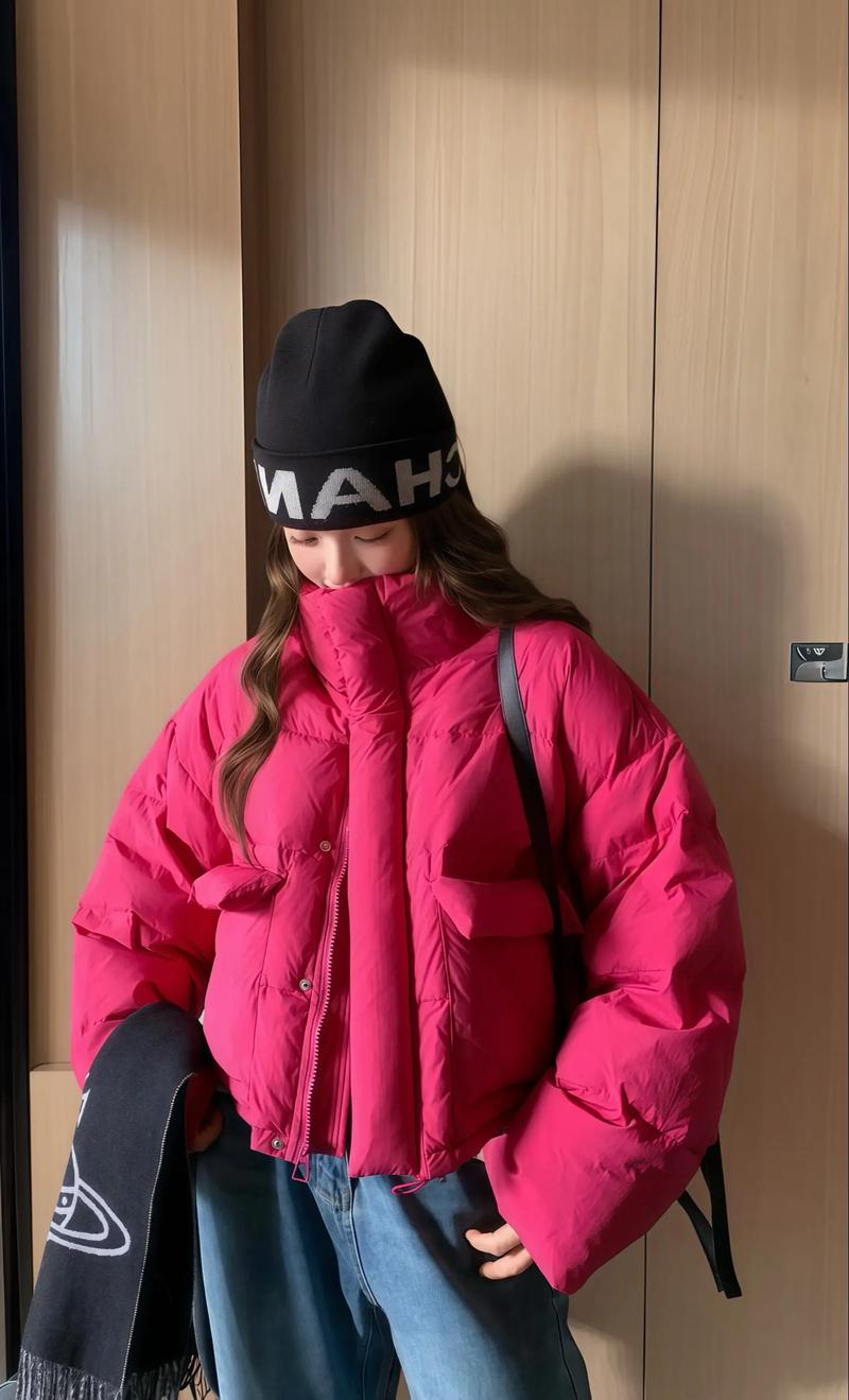 皮红色的短款羽绒服怎么搭配