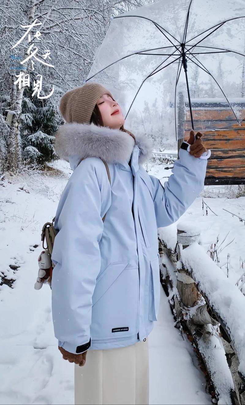 蓝色的羽绒服怎么搭配衣服