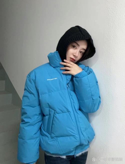 蓝色的羽绒服怎么搭配衣服