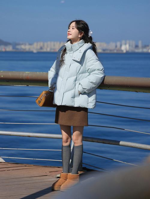 蓝色的羽绒服怎么搭配衣服