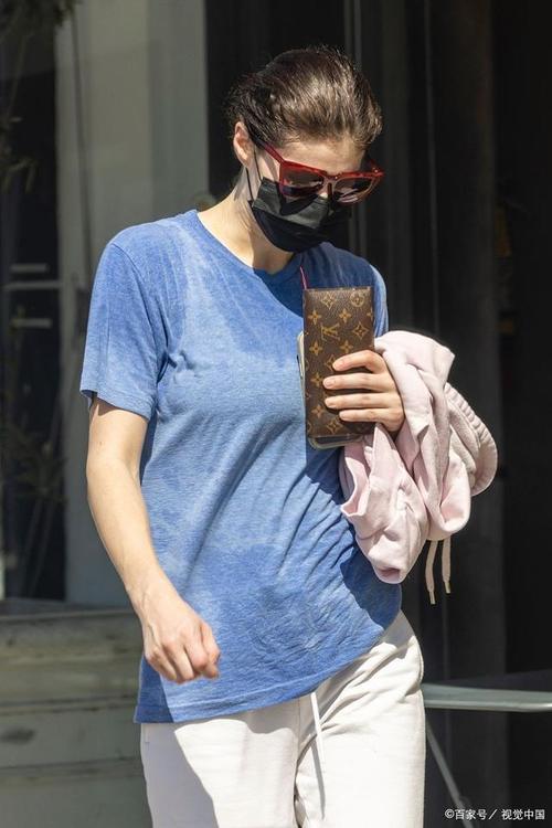 蓝短袖配什么裤子