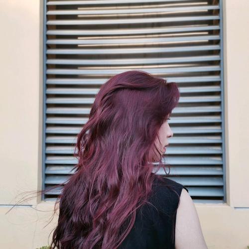 酒红是什么颜色