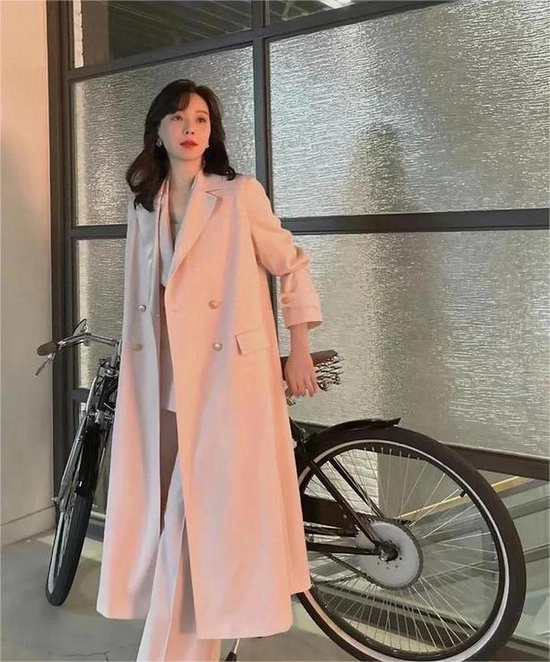 长粉色的大衣怎么搭配衣服