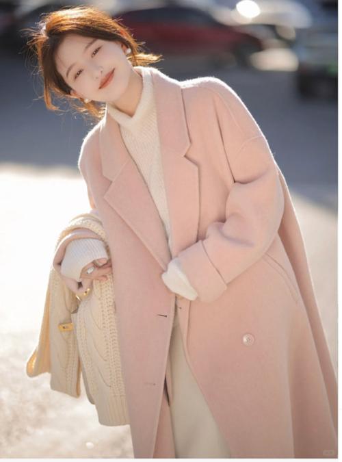 长粉色的大衣怎么搭配衣服