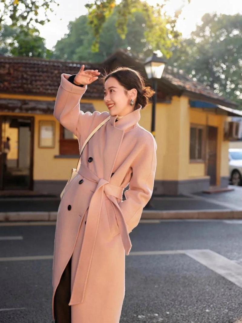 长粉色的大衣怎么搭配衣服