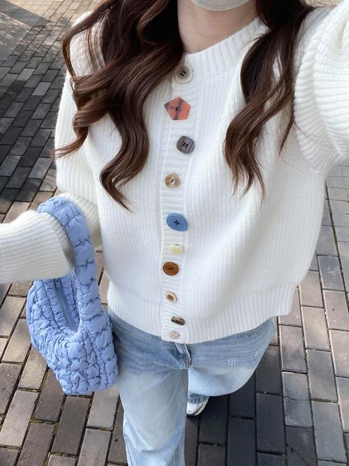 春季白色开衫毛衣怎么搭配