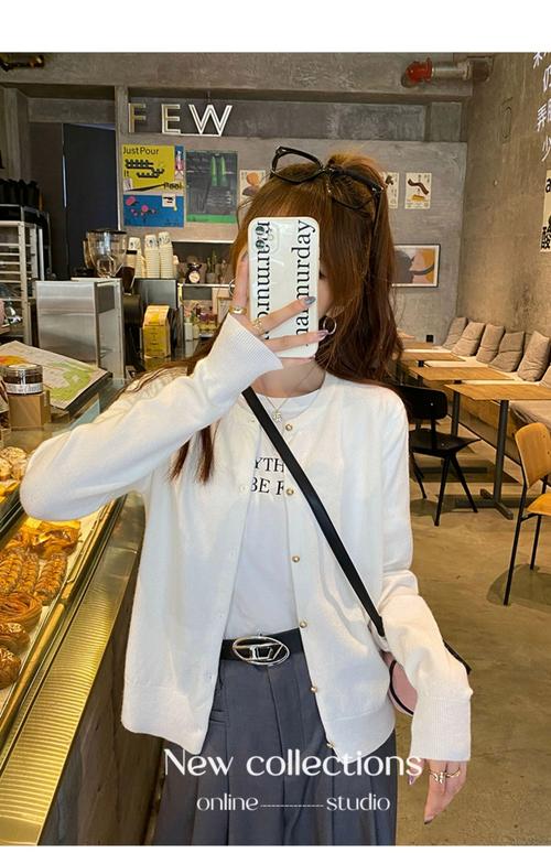 春季白色开衫毛衣怎么搭配