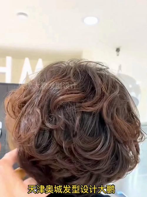 短发适合烫什么发型