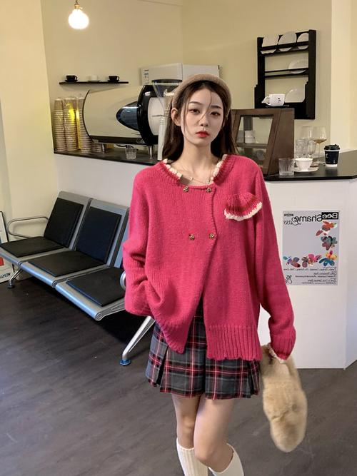 粉色毛衣 粉色外套怎么搭配