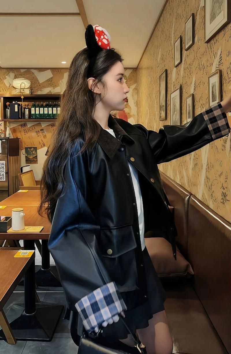 女黑色长皮衣怎么搭配