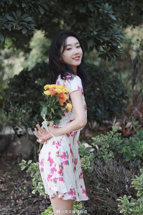 花白色长裙怎么搭配