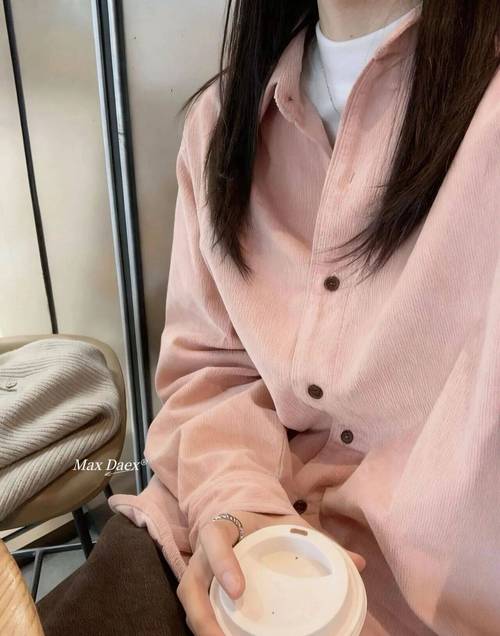 裸粉衬衣怎么搭配衣服