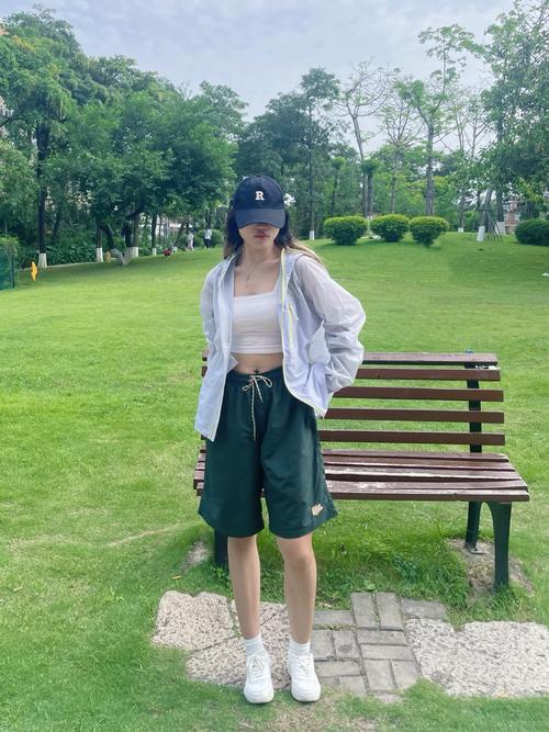 深绿色短袖t恤怎么搭配